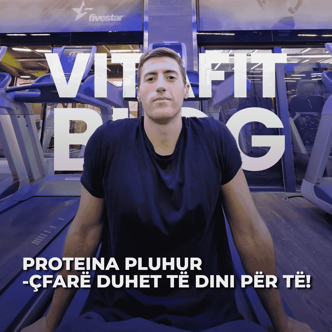 Çka është proteina pluhur? Proteina është makronutrienti më ngopës dhe dihet se dietat e pasura me proteina kanë efekte të dobishme në përbërjen e trupit dhe metabolizmin (PMID: 22656373). Një numër në rritje i studimeve tregojnë se marrja ditore e proteinave në dietë është e pamjaftueshme. Një zgjidhje për rritjen e sasisë së proteinës është marrja e proteinës pluhur në formë të suplementeve. Proteina e hirrës është një ushqim plotësues (suplement) i përdorur gjerësisht nga industritë ushqimore. Cilat mund të jenë disa arsye për të përdorur proteinën pluhur? Proteina e hirrës ka përqendrim të lartë të aminoacideve thelbësore si leucina dhe përveç kësaj, aminoacidet e saj janë gjithashtu burim i peptideve bioaktive që mund të veprojnë në trajtimin e rezultateve klinike si kanceri, infeksioni HIV, hepatiti B, sëmundjet kardiovaskulare, dhe osteoporozën (PMID: 26884639). Disa prej përfitimeve të konsumit të proteinës pluhur janë: Ndihmon në përmbushjen e nevojave ditore me proteinë. Është e përshtatshme për ta kombinuar me ushqime të tjera dhe ka shije të ndryshme. Ndihmon në shtimin e forcës (kjo mund të jetë për arsye se shumë lloje të proteinës në përmbajtje kanë edhe kreatinë). Ndihmon në ndërtimin e masës muskulore. Cilat janë llojet më të rëndësishme të proteinës pluhur? Llojet kryesore të proteinës pluhur janë: Proteina pluhur e koncentruar Proteina pluhur e hidrolizuar Proteina pluhur e izoluar Cili lloj i proteinës pluhur është më i miri? Proteina pluhur e hidrolizuar ka përparësi para proteinave të tjera sepse është më e përballueshmja për traktin tonë të tretjes. Për shkak se disa persona mund të jenë intolerant në laktozë dhe senzitiv në lactoalbumina, llojet e proteinës së koncentruar apo izoluar mund të shkaktojnë diskomfort në zorrë. Por jo domosdoshmërisht ndodh tek të gjithë personat dhe nuk do të thotë se janë më pak efektive se proteina pluhur e hidrolizuar. Kazeina si suplement Kazeina së bashku me whey përbëjnë proteinën e qumështit. Pra, kazeina është thjeshtë një fragment i proteinës së qumështit. Kazeina përbën 80% të proteinës së qumështit, ndërsa whey përafërsisht 20%. Kazeina si burim i proteinës tretet ngadalë dhe hyn ngadalë në qarkullimin e gjakut duke ofruar aminoacide në muskuj për një kohë më të gjatë. A është e rrezikshme proteina pluhur? Në një studim ku është vendosur që proteina pluhur të konsiderohet si ushqim, janë bërë prova të ndryshme për rrezikshmërinë e saj të mundshme dhe se sa e sigurt është ajo. PMID: 32625992 Pjesëmarrësit e këtij studimi janë ushqyer me doza të ndryshme të proteinës pluhur (proteina pluhur e izoluar) ku vlera maksimale e saj ka qene 2000mg/kg. Në këtë hulumtim është ngritur edhe çështja se ‘a është proteina pluhur kancerogjene apo toksike’ dhe rezultatet kanë qenë negative, pra nuk ka lidhje në mes proteinës pluhur dhe efektit kancerogjen apo toksik. Ndërsa sa i përket alergjisë së mundshme të proteinës pluhur është treguar se proteina pluhur e izoluar ka mundësi për të qenë alergjike. Kjo mund të jetë për arsye të senzitivitetit në laktalbumina apo edhe intolerancës në laktozë. Email: butrintmujkuu@gmail.com Tel: +38345705040 Instagram: @dietrainingbm