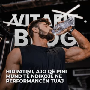 Një nga parimet bazë të një programi të duhur fitnesi dhe ushqimi është hidratimi. Hidratimi para, gjatë dhe pas stërvitjes është thelbësor si për performancën ashtu edhe për sigurinë gjatë aktivitetit fizik. Një gjendje e hidratuar - është treguar se rrit performancën. Por si, saktësisht? Efektet e hidratimit sportiv në performancë: Trupi i njeriut përbëhet nga afërsisht 60% ujë, kështu që nuk është për t'u habitur që hidratimi i duhur është thelbësor për funksionet thelbësore, duke përfshirë ato që ndikojnë në performancën atletike. Sipas një artikulli të vitit 2017 të titulluar "Deklarata e pozicionit të Shoqatës Kombëtare të Trajnerëve të Atletikës: Zëvendësimi i lëngjeve për fizikisht aktivët" botuar në Journal of Athletic Training, hidratimi përcaktohet në gjendjen e përmbajtjes optimale të ujit në trup, siç rregullohet nga truri. Në gjendje të hidratuar, vëllimet e lëngjeve ndërqelizore dhe jashtëqelizore mbahen me rregullim minimal fiziologjik. Sistemet e trupit janë treguar se funksionojnë në mënyrë më efikase në këtë gjendje. Është e rëndësishme të theksohet se hidratimi nuk është një gjendje e qëndrueshme, por përkundrazi është një gjendje dinamike në të cilën jeni në ekuilibër të ujit. (Hiperhidrimi është një gjendje e të qenit në një tepricë uji, ndërsa hipohidrimi është gjendja e të qenit në mungesë uji.) Studiuesit për Institutin Korey Stringer përcaktuan se mbajtja e një gjendje të hidratuar mund të rrisë performancën në ushtrimet aerobike, ushtrimet anaerobe, forcën dhe fuqinë, duke i lejuar atletët të: rregullojnë temperaturën e trupit dhe rrahjet e zemrës përmirësojnë funksionin kognitiv përmirësojnë funksionin imunologjik dhe ndihmojnë në lëvizjen dhe transportin e lëndëve ushqyese thelbësore të energjisë Rregullimi i temperaturës së trupit dhe rrahjeve të zemrës përmes hidratimit është veçanërisht i rëndësishëm, pasi një temperaturë bazë që rritet mbi normale gjatë stërvitjes mund të shkaktojë stres në trup. Ky stres mund të ndërhyjë në sistemet energjetike të trupit dhe, nga ana tjetër, ndikon negativisht në performancën dhe rikuperimin. Në anën e kundërt të spektrit është dehidrimi, i cili përcaktohet nga Shoqata Kombëtare e Trajnerëve të Atletikës si procesi i humbjes së ujit të trupit. Dehidratimi ndikohet nga intensiteti i stërvitjes, kushtet mjedisore (të tilla si temperatura dhe lagështia) dhe disponueshmëria e lëngjeve gjatë stërvitjes. Sipas studiuesve të Institutit Korey Stringer, kur një individ humbet 2% të masës trupore nga humbjet e lëngjeve, dëmtimet në performancën atletike janë të dukshme. Këto dëmtime bëhen më ekstreme me nivele më të mëdha dehidrimi. Nëse je dikush që ushtron rregullisht ose merr pjesë në sporte ose aktivitete fizike, duhet të marrësh parasysh një strategji të përshtatshme hidratimi. Kjo strategji duhet të përfshijë fillimin e çdo ushtrimi të hidratuar, pastaj punën për të minimizuar humbjet e lëngjeve gjatë stërvitjes dhe për të zëvendësuar humbjet e lëngjeve pas stërvitjes. Për të përcaktuar më mirë se sa lëngje duhet të pini gjatë kohës së stërvitjes, duhet të llogarisni shkallën e djersitjes në mënyrë që të dini se sa lëngje humbni zakonisht gjatë aktivitetit. Për të marrë shkallën më të saktë të djersës, hidratojeni përpara se të filloni një stërvitje një orëshe. Kontrolloni urinën për një ngjyrë të hapur, pasi fillimi i një stërvitje të dehidratuar do të ndikojë në shkallën normale të djersitjes. Peshoni veten dhe dokumentoni peshën e trupit tuaj para stërvitjes. Ushtroni për një orë (lloji dhe intensiteti i stërvitjes duhet të jetë i ngjashëm me kushtet në të cilat stërviteni normalisht). Gjatë stërvitjes një orëshe përmbahuni nga pirja e lëngjeve. Nëse konsumohet ujë, peshoni ujin para dhe pas stërvitjes për të përcaktuar ndryshimin në mënyrë që të mund të merrni një shkallë të saktë të djersës. Pas stërvitjes, peshoni përsëri veten dhe llogaritni diferencën e peshës trupore midis para dhe pas stërvitjes. Përsëri, nëse uji konsumohet gjatë stërvitjes, zbritni peshën e ujit nga pesha pas ushtrimit. Sipas hulumtimeve të fundit, çdo 2.2 kilogramë që humbet një person është e barabartë me 1 litër humbje lëngjesh (humbje djerse). Për shembull, nëse dikush humbet 5 kilogramë në 1 orë, shkalla e djersës së tij është 5/2,2, ose 2,27 litra/orë. Shkalla e djersës së një personi është sasia e lëngjeve që duhet të synojnë të zëvendësojnë gjatë stërvitjes. E thënë thjesht, për kilogramët e humbur, një person duhet të zëvendësojë me 2 gota lëngje. Si mund ta di nëse jam i hidratuar siç duhet? Nuk ka asnjë metodë që konsiderohet "më e mira" për sa i përket vlerësimit të statusit të hidratimit të një individi; megjithatë, ka disa metoda që mund të përdoren për të matur nivelin e hidratimit: Ngjyra e urinës: Sipas një studimi të vitit 2016 të titulluar "Ndryshimi i ngjyrës së urinës si një tregues i ndryshimit në marrjen e përditshme të ujit: një analizë sasiore" botuar në Gazetën Evropiane të të ushqyerit, ngjyra e urinës u ofron individëve një mjet praktik për vlerësimin dhe rregullimin e sjelljeve të hidratimit. Në përgjithësi, ideja është që sa më e errët të jetë ngjyra e urinës, aq më e madhe është shkalla e dehidrimit. Ndjesia e etjes: Gjatë ditës, etja mund të jetë një tregues i mirë se është koha për të pirë. Gjatë stërvitjes, etja është një shenjë që tashmë jeni në rrugën tuaj drejt humbjes 2%. Etja zhvillohet sapo dehidratimi ka filluar - afërsisht 1-2% e humbjes së masës trupore. Thënë kështu, kjo metodë e përcaktimit të hidratimit konsiderohet se funksionon më mirë gjatë pushimit ose ushtrimeve me intensitet më të ulët për më pak se një orë në kushte më të freskëta. Megjithëse karbohidratet dhe elektrolitet e pijeve sportive mund të ndihmojnë gjatë seancave ushtrimore që zgjasin gjashtëdhjetë minuta ose më shumë, uji është lëngu më i mirë për të pirë kur seancat e stërvitjes janë më pak se një orë. Sipas studiuesve, nuk ka asnjë përfitim shtesë nga pirja e pijeve sportive gjatë seancave ushtrimore që janë me intensitet të ulët, në një klimë të moderuar dhe më pak se gjashtëdhjetë minuta në vend të pirjes së ujit gjatë këtyre seancave të shkurtra, pasi trupi nuk humbet sasinë e elektrolitet që një pije sportive do të ndihmonte në zbutjen. Gjithashtu, sheqeri i shtuar nga pirja e pijeve sportive është i panevojshëm. . Për rimbushje dhe hidratim shtesë pas stërvitjes, pijet e ujit dhe proteinat janë dy opsione të shkëlqyera të lëngjeve për t'u konsumuar pas stërvitjes si pije rikuperuese.