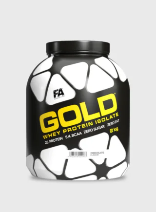 FA GOLD WHEY PROTEIN ISOLATE është një mbështetje e padiskutueshme në arritjen e objektivave të një diete të shëndetshme dhe të larmishme. Formula ofron proteinë të shëndetshme të hirrës në formën e izolimit jashtëzakonisht të pastër WPI. Produkti është përgatitur në përputhje me standardet më të larta dhe nëpërmjet një procesi inovativ të mikrofiltrimit me shumë faza. Kjo garanton një proteinë me cilësi të lartë pa sheqer dhe aditivë yndyrë të panevojshëm. Produkti vjen në formën e një pluhuri lehtësisht të tretshëm i cili, kur përgatitet në ujë ose qumësht të skremuar, ju lejon të përgatisni një shake tepër të shijshme me përmbajtje të lartë proteinash. Tretshmëria e tij e lehtë ju lejon ta përdorni si shtesë në vaktet e tjera.