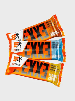 Çdo protein bar EXXE® përmban 20 gram proteina të pastra nga hirra dhe qumështi! Pa sheqer të shtuar – vetëm shije autentike dhe e natyrshme. EXXE® është ideale edhe për dieta për dobësim, sepse ëmbëlsia vjen vetëm nga sheqerna natyrale dhe përbërës modernë, pa kalori të panevojshme.